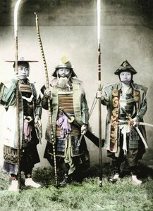 Samurajer från Gamla Japan beväpnade med lång båge, stavarmar och svärd, 1883 (handfärgat albuminfoto)